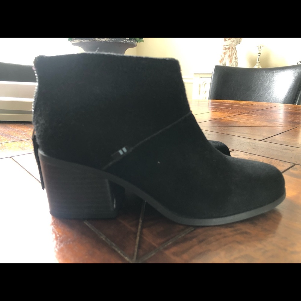 Like new booties by Tom’s. Size 6.5